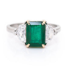 Luxe Emerald Ring with Epaulette Window